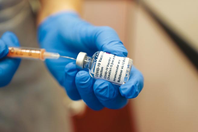 為抑制疫情持續延燒，目前已有三種疫苗在各國陸續開打。圖／路透