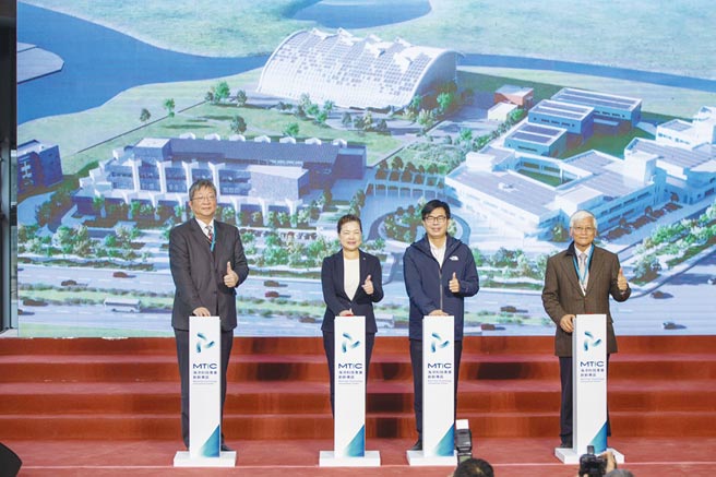 金屬中心董事長林仁益（右起）、高雄市長陳其邁、經濟部長王美花、以及能源局長游振偉等人，11日主持海洋科技產業創新專區啟用儀式。圖／金屬中心提供