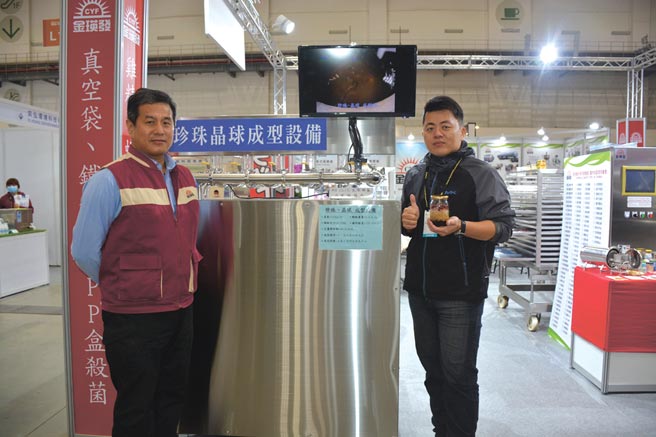 金瑛发公司越南经理王升杰（左）、与金属中心创新应用研究所专案经理吴永泰（右）大力推广「珍珠、晶球成型系统」。图／李水莲