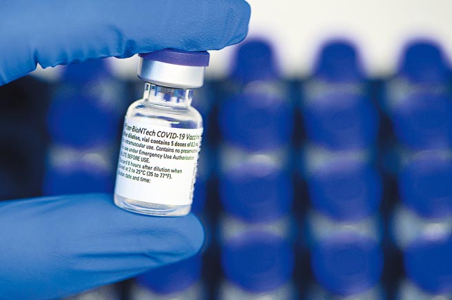 大陸復星集團採購了5千萬劑美國輝瑞藥廠的疫苗，已向國台辦提案，保留3、400萬劑的額度給台胞，但需要自費施打。（美聯社）