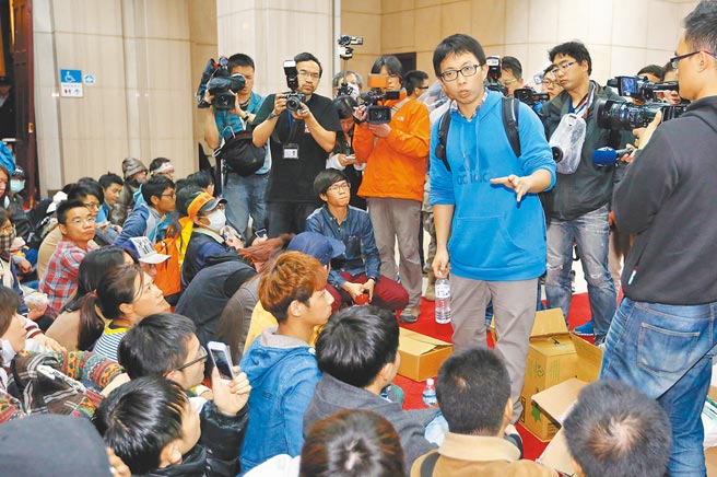 最高法院刑一庭不理会检方诉求，将2014年3月魏扬等人衝进行政院，援引被告辩词创造公民不服从的权利，撤销有罪判决发回更审，引发争议。（本报资料照片）