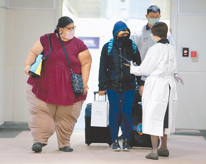 體重約260公斤來台就醫的外籍旅客Latisha（拉蒂莎），入境後直接入住醫院負壓隔離病房，結束14天居檢，就可以動刀施行減重手術。她說來到台灣很開心，特別謝謝台灣的協助。（陳麒全攝）