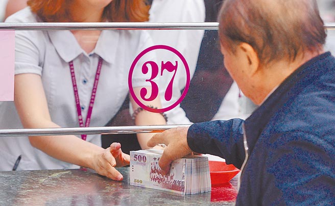 图为民眾在银行兑换新钞。（本报资料照片）