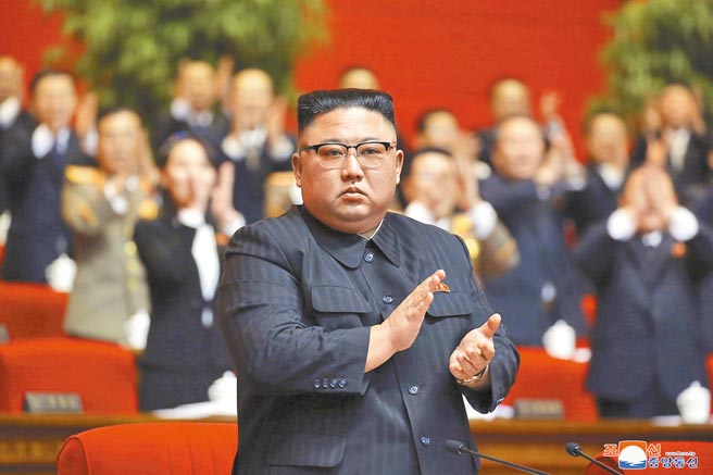 北韓領導人金正恩在黨代會後，正式從國務委員長職銜換成勞動黨秘書長。（美聯社）
