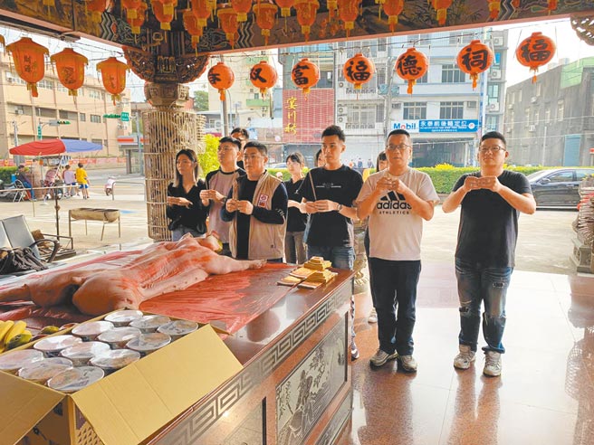 高等法院去年底判决德州扑克协会举办的「限时锦标赛牌局」赌博无罪，协会理事长戴兴雄（左三）特地在土地公庙前杀猪酬神还愿。（翻摄画面／胡欣男台北传真）