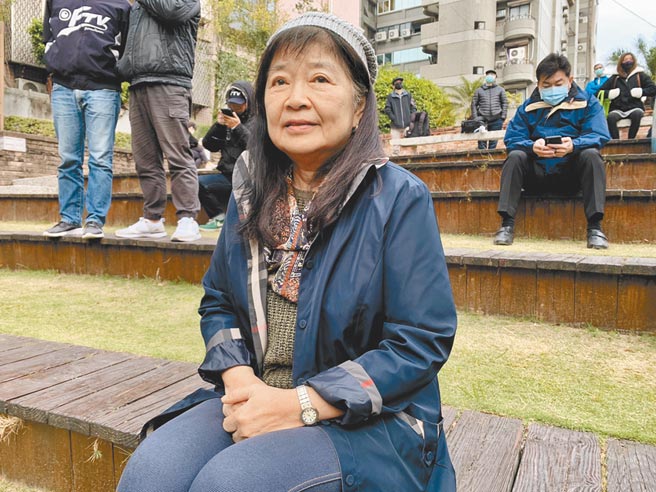 日据时期着名文人陈逸松四女陈雪梨，为了父亲遗失的藏书奔走多年，最终发现由台湾文学资料馆长张良泽收藏。11日她坐在一旁聆听张良泽细数台文资料馆风波始末，同时她也期盼政府未来能妥善保存父亲的藏书。（李宜杰摄）