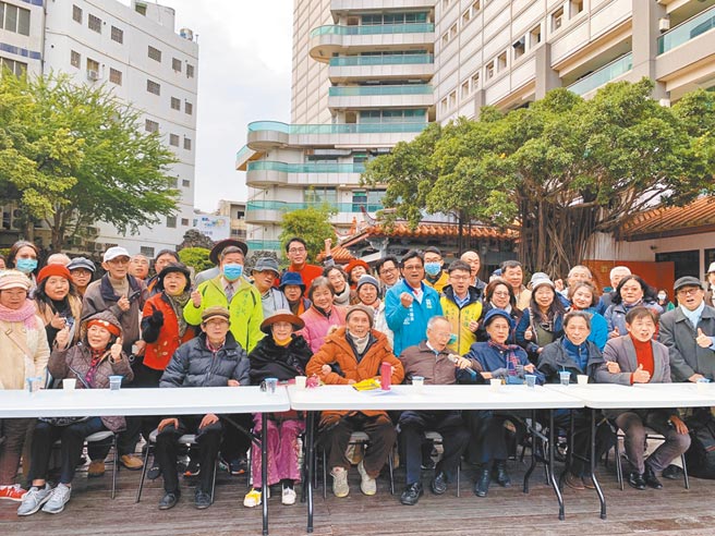 台湾文学资料馆风波延烧多日，名誉馆长张良泽（右三）11日在台南吴园说明事件始末，包括锺肇政之子锺延威（右二）、前国立台湾文学馆长郑邦镇（右一）等人都出席声援。（李宜杰摄）