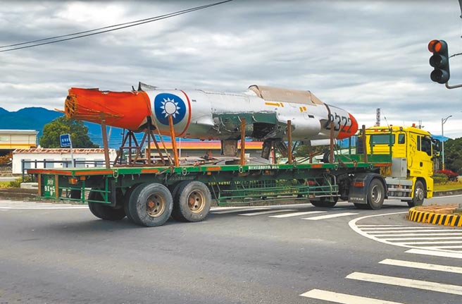 已報廢的舊型噴射式T33教練機，原本在屏東展示，因為土地問題無法繼續，經詢問各方後，決定由志航基地接收，未來將作為歷史回顧展示之用。（翻攝畫面／莊哲權台東傳真）