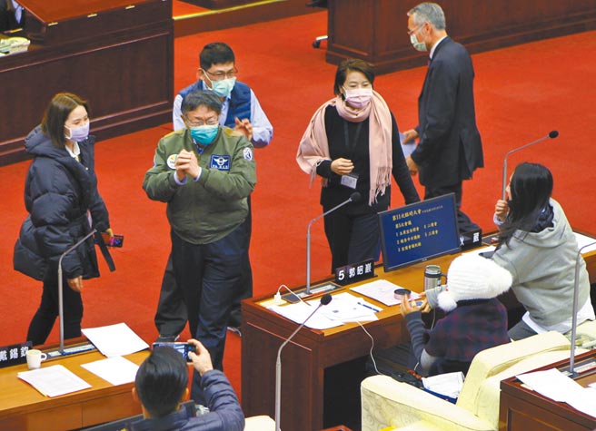 台北市總預算11日經市議會審議通過，被議員稱是史上最久的一次。（張立勳攝）
