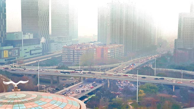 曾經從2020年1月23日至4月8日封閉了76天、路上渺無人煙的武漢市區，如今恢復車水馬龍的繁榮景象。（藍孝威攝）