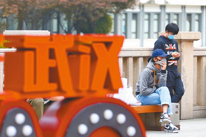 武漢解封後，武漢市標誌性步行街楚河漢街恢復營業。（中新社）