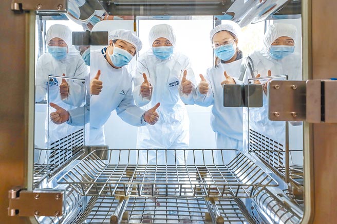 大陆首个新冠病毒疫苗附条件上市，为全球战胜疫情注入信心。（新华社）