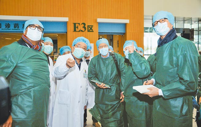 世界衛生組織（WHO）新冠病毒溯源國際專家赴陸考察一波三折，終於有了確切的時程。圖為2020年2月間，世衛專家赴湖北考察醫院的畫面。（中新社）