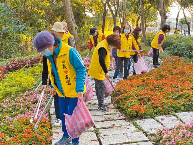 樹林區學府路經南園里長李培鈺改造後，變身為綠廊道。（南園里長李培鈺提供／蔡雯如新北傳真）