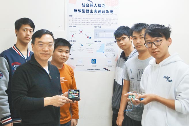 弘光资工系教授童建桦（左一）指导学生蔡政杰（右一）研发「超低耗能山难搜救快速定位系统」。（陈淑娥摄）