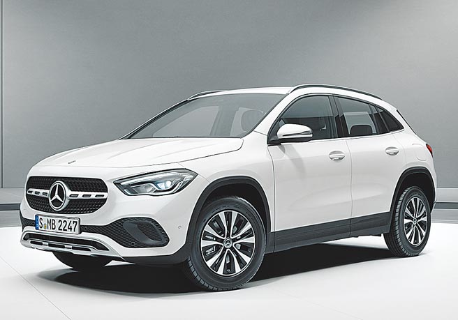 新光三越26日至31日天天送出1台價值超過178萬元的賓士最新GLA，會員扣1點就可抽獎。（新光三越提供）