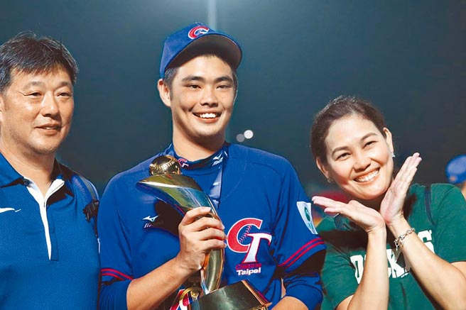 陈柏毓（中）和父亲陈炳男（左）、母亲林丽玲（右）合影。（陈炳男提供）