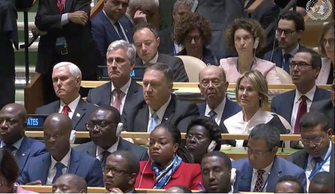 2019年川普在联合国演说，（中排左起）副总统彭斯、国安顾问奥布莱恩、国务卿蓬佩奥、商务部长罗丝、驻联合国代表克拉夫特在场聆听。（图／推特@pass_blue)