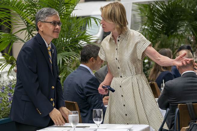 美国驻联合国代表克拉夫特(左)去年9月与驻纽约台北经济文化办事处处长李光章共进午餐，表达对台湾的支持。（图／美联社）