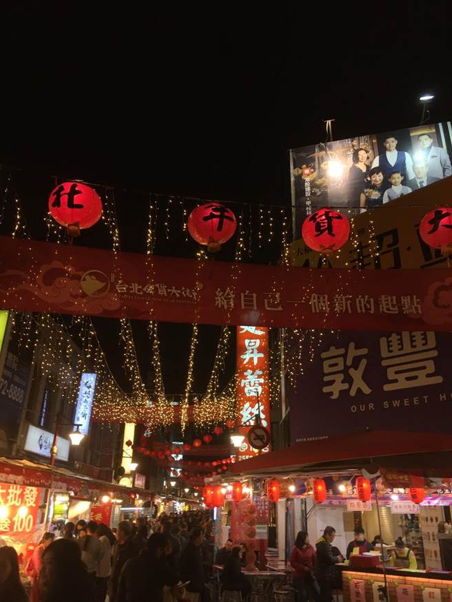 北市新春系列活動超吸睛 青山王祭串連至元宵燈節 現金好康讓民眾拿不完。（吳康瑋攝）