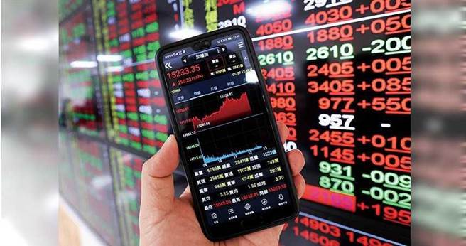 2021年1月7日／在美股收高带动及资金行情簇拥下，台北股市7日盘中涨势扩大，「护国神山」台积电再飙天价领头下，加权指数终场大涨230.87点，收在15214点，成交值3381.31亿元；号子内的萤幕多数个股都是呈现代表涨势的红色。（图／报系资料库）