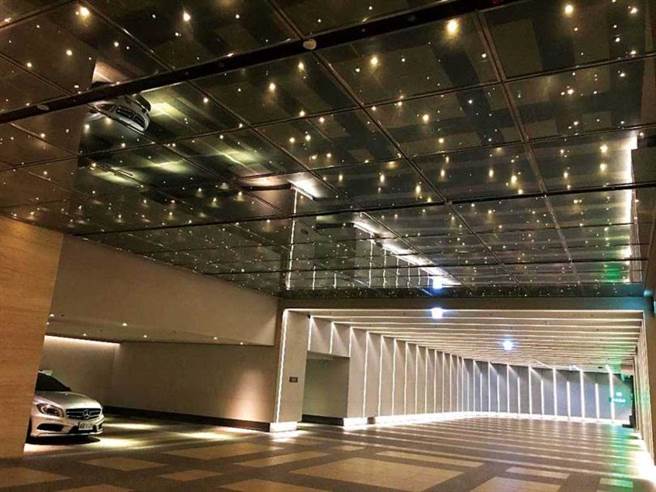 由万豪酒店董事长刘文治重金打造的「西华富邦」，不仅建筑外观宏伟，连停车场（上图）也明亮大器，不打广告照样成为政商名流的最爱。