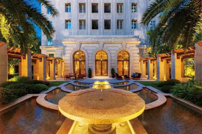 「文心信義」四面環繞精緻的義式庭院與噴泉水池，配上燈光設計，呈現藝術美感。（圖／翻攝自文心建設官網）