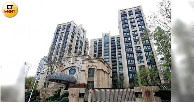  「皇翔御琚」曾是信义区豪宅一哥，除了拥有独栋会馆及星级俱乐部服务，还有独特的地下室日光环景步道。（图／黄耀徵摄）