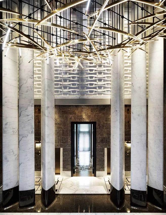 「和平大苑」在周杰伦2018年买下顶楼后声名大噪，一楼门厅矗立希腊神殿6大列柱，气势磅礡。（图／业者提供）