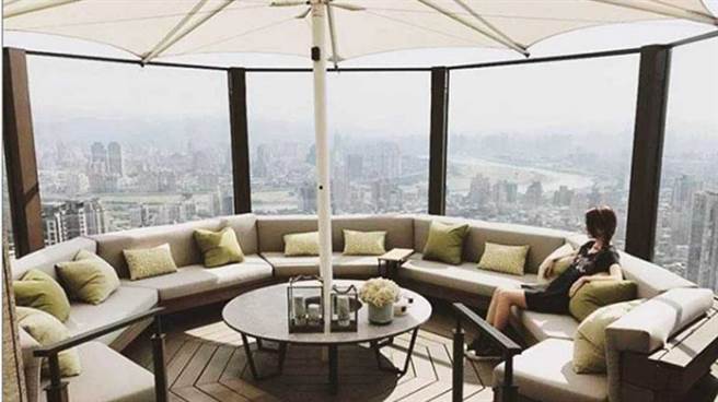 周杰伦家中的360度观景台可眺望台北市景，妻子昆凌在网路上晒照后，让网友欣羡不已。（图／翻摄自周杰伦IG）