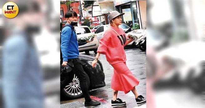 去年耶诞节前夕，熊熊到曾之乔的店里和眾人一起学习花艺。（图／本刊摄影组）