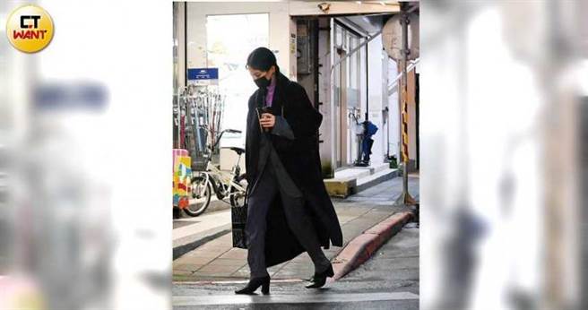 活动结束后，戴着口罩的曾之乔随即赶往咖啡厅视察。（图／本刊摄影组）