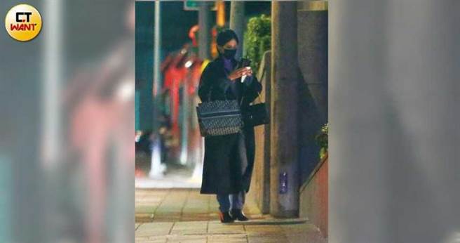 由于老公辰亦儒及家人都不在台北，曾之乔独自一人返回家中。（图／本刊摄影组）