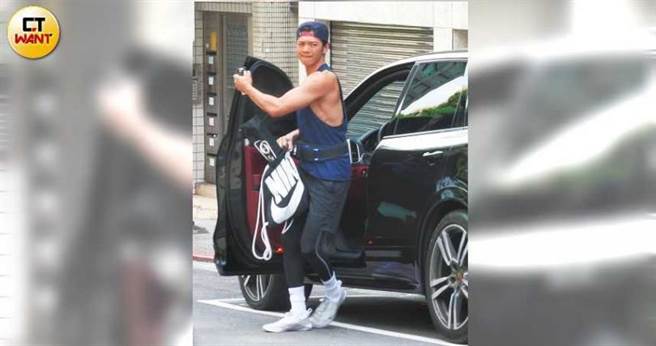 本刊去年曾直击一身肌肉的辰亦儒到健身房练功，为飞往大陆工作准备。（图／翻摄自曾之乔脸书）