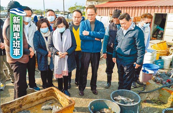 宜蘭縣有養殖戶的龍虎斑因寒害凍死，縣長林姿妙（左五）昨前往壯圍鄉了解養殖戶受損情形。（宜蘭縣政府提供／李忠一宜蘭傳真）
