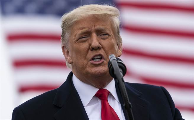 美国总统川普12日在德州阿拉莫（Alamo）美墨边界围墙附近发表谈话。（美联社）