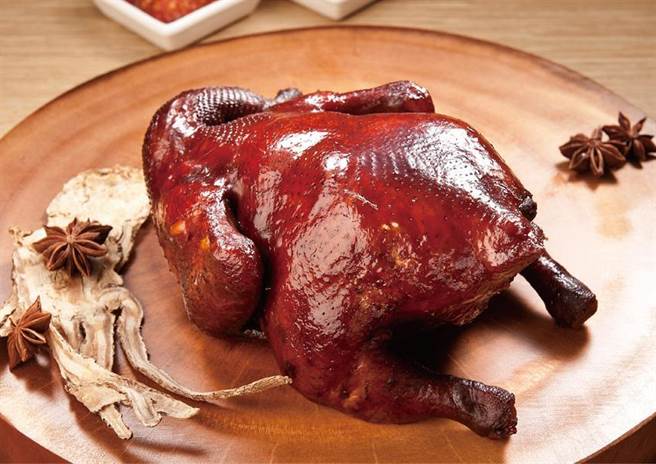 主攻油鸡的「了凡油鸡．饭/麵．烧腊」餐厅抢进桃园华泰Outlet。 图／和亿生活集团提供