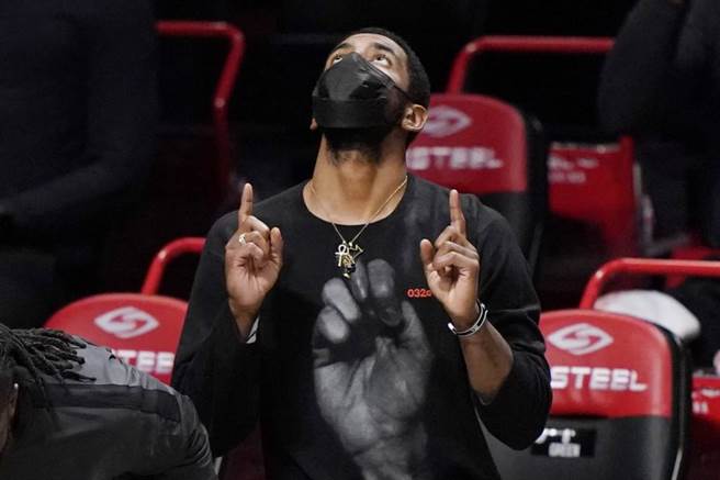 厄文的庆生派对影片在网路流传，联盟正调查是否为防疫期间发生的事。（美联社资料照）