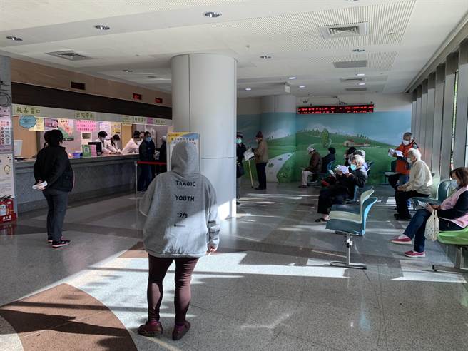 該院門診病患仍是不減。（姜霏攝）