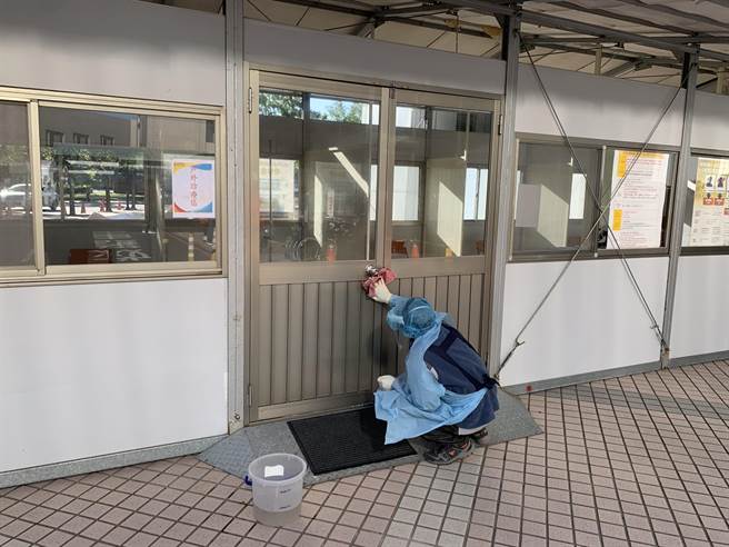 醫護人員一大早整理戶外篩檢組合屋。（姜霏攝）