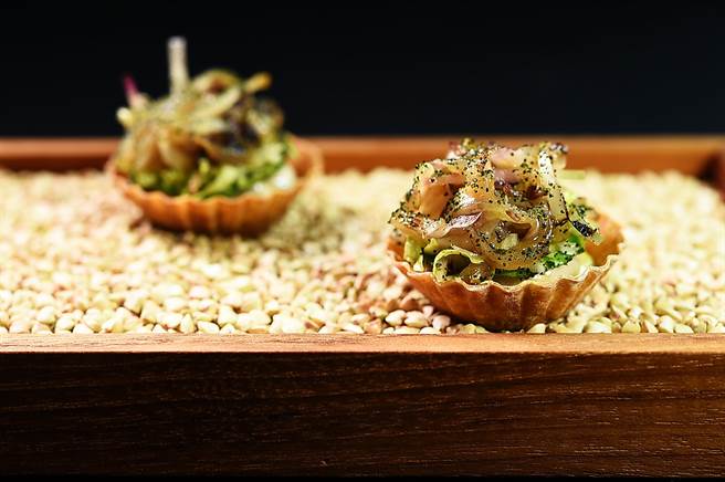 台北米其林一星餐厅〈MUME〉冬季套餐前菜〈季节小塔〉，塔皮是台湾荞麦烤制，主要内馅是苦苣沙拉，并以海苔粉和乳化坚果美奶滋提味。（图／姚舜）