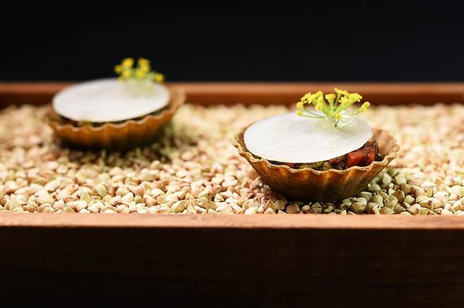 〈MUME〉冬季套餐前菜的此一〈季节小塔〉，塔皮是台湾荞麦烤制，内馅有多种不同的腌渍蔬菜，并用自制瑞可达起司提味。（图／姚舜）