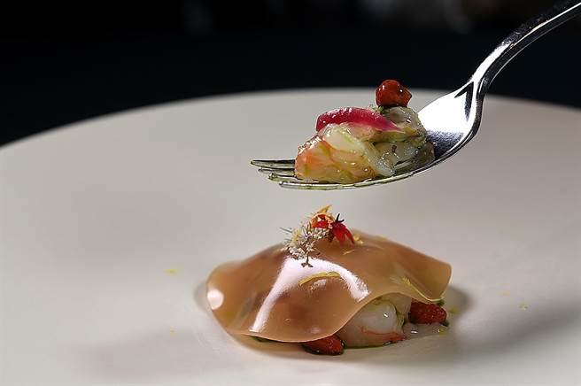 〈MUME〉季节新菜〈葡萄虾／枸杞／雪莉酒〉，是用虾高汤制作的晶冻皮，覆盖着用雪莉酒加枸杞醋渍的虾肉和酒渍大蛤。（图／姚舜）