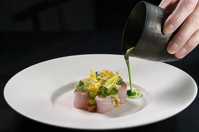 〈MUME〉季节新菜〈鬼头刀／夏威夷果／淡菜〉，是以用昆布渍的鬼头刀鱼肉搭配半熟马祖淡季为主角，搭配腌渍黄瓜、甜豆与菜心，并以夏威夷豆奶油和绿色莳萝油提味。（图／姚舜）