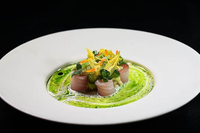 MUME〉季节新菜〈鬼头刀／夏威夷果／淡菜〉，呈盘抢眼吸睛且悦目，用植物与坚果油提味入口不腻、是高妙的风味组合。（图／姚舜）