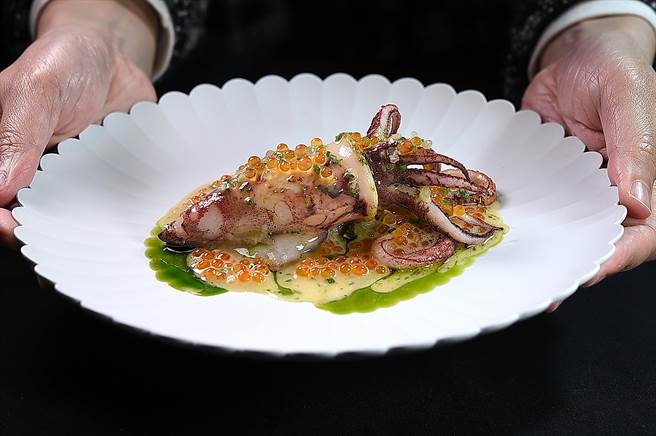 〈MUME〉冬季菜肴〈小卷／鳟鱼卵／手指柠檬〉，小卷炭烤时间掌握精准，口感柔嫩又带焦香，提味焦化奶油中加了鲍鱼汁和鳟鱼卵，丰富了风味与口感。（