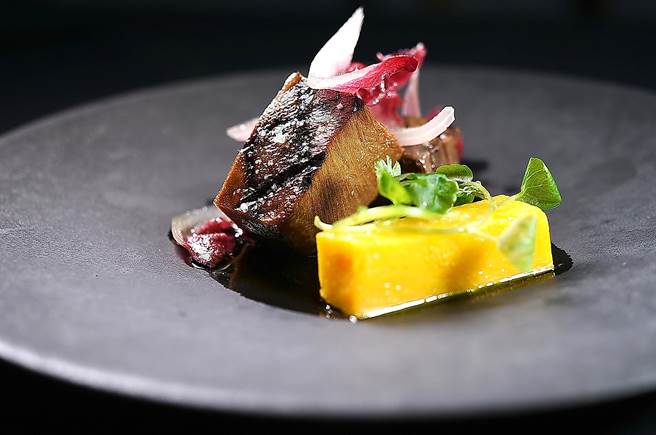 〈MUME〉新菜〈牛舌／南瓜／罗勒〉的主食材牛舌，是用牛高汤滷煮至软嫩后先放凉，然后再炭烤至表面焦酥，配菜油泡南瓜入口欲化。（图／姚舜）