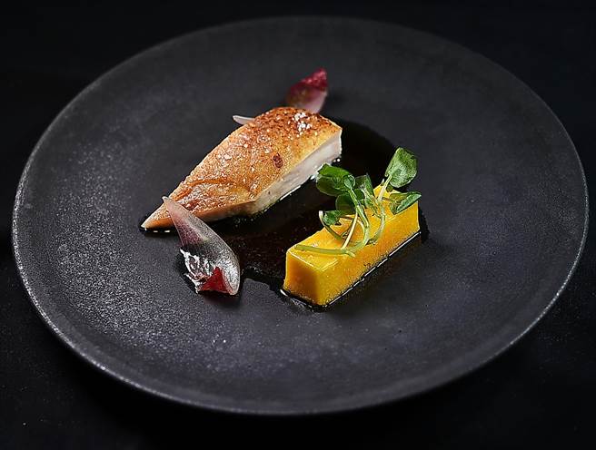 〈MUME〉主厨Richie林泉料理的〈竹地鸡／南瓜／罗勒〉，是将肉质紧实细致的竹地鸡熟成一星期后，再先带皮带骨烤熟，上桌前才以刀功取出鸡胸肉调味呈盘，特色食材风味被完整保留。（图／姚舜）