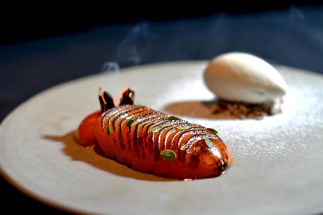 〈MUME〉冬季套餐的甜点〈笔柿／龙眼木／黑胡椒〉，是将甜度高且富含果胶的笔柿直接在炭火上炙烤，并刷黑胡椒油提味，搭配炭烧冰淇淋。（图／姚舜）