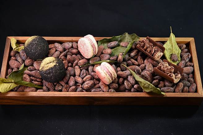 〈MUME〉套餐甜点由左至右为〈香料巧克力／红酒〉、〈马卡龙／草莓〉，以及〈白巧克力／柑橘〉。（图／姚舜）